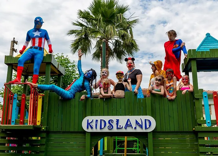 نادي جوليان فندق 4*