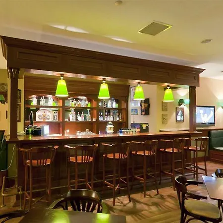 Julian Club מרמריס