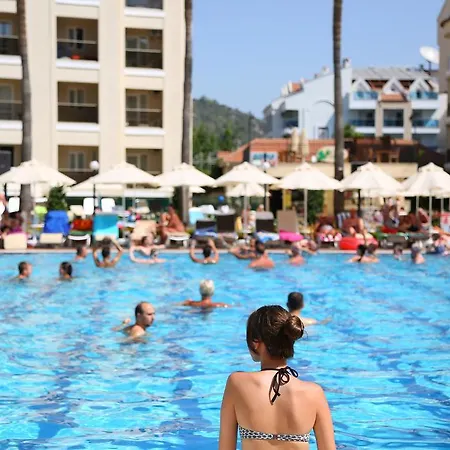 Julian Club Μαρμαρίς