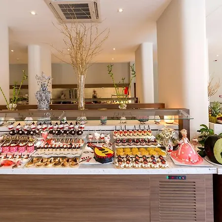 Julian Club Hotell 4*