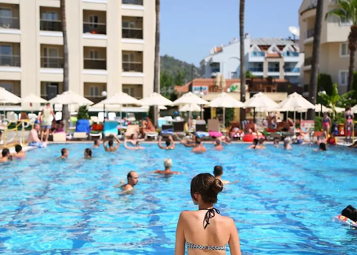 Julian Club Μαρμαρίς